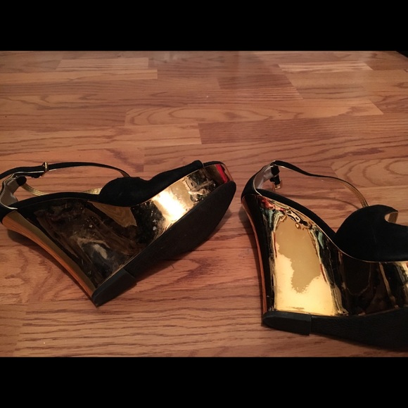 5/$15 💥Sexy MK Black & Gold strappy Peeptoe Wedge - Picture 5 of 6